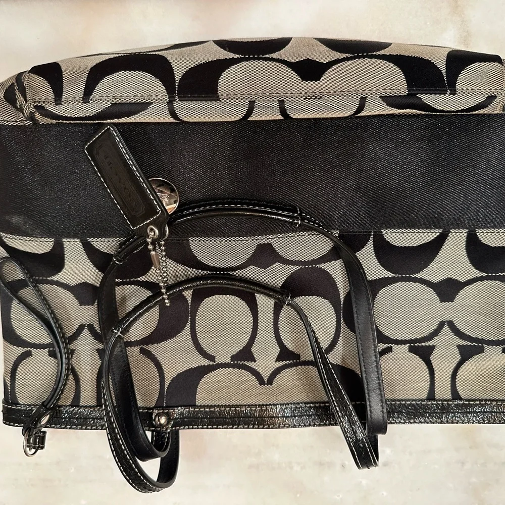 Coach Gray Leather Interior - Picture 2 of 7